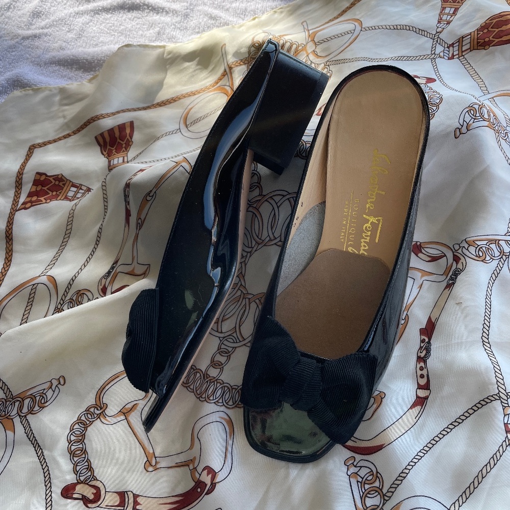 Gorgeous black patent Ferragamo Blue-bell slides like new